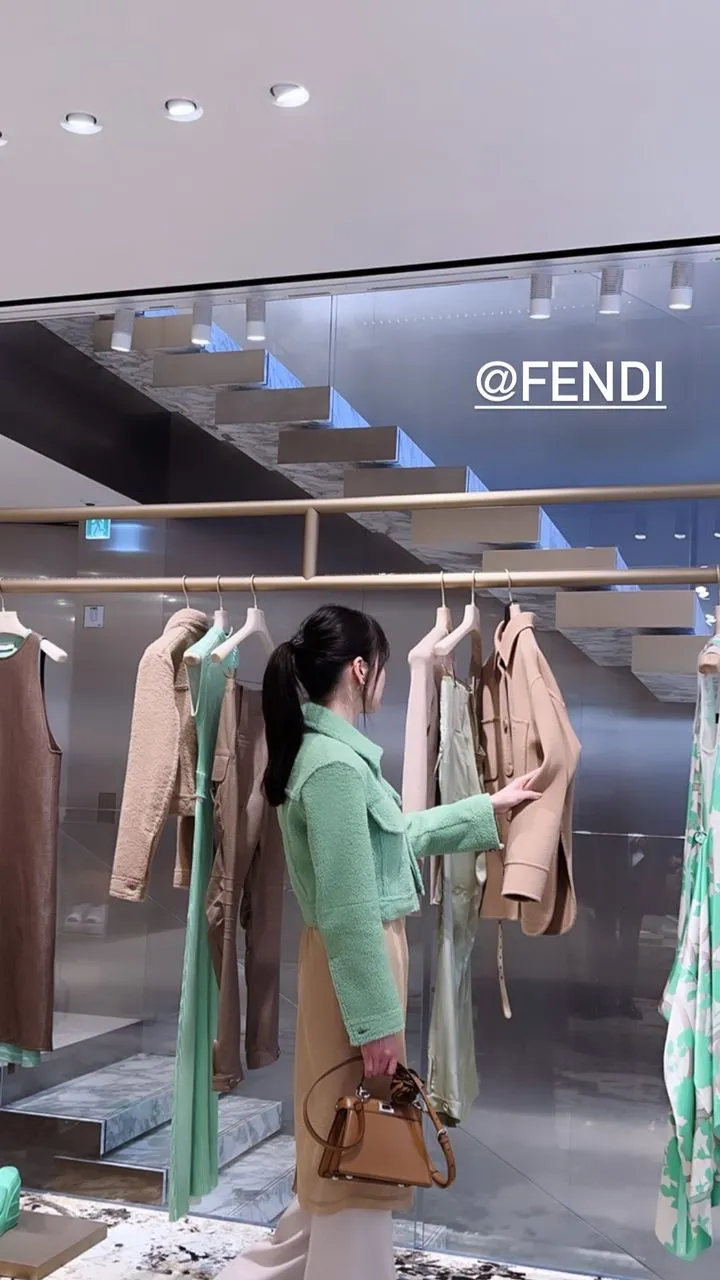 宋慧喬在IG上po出了認真逛店的模樣。翻攝kyo1122 IG