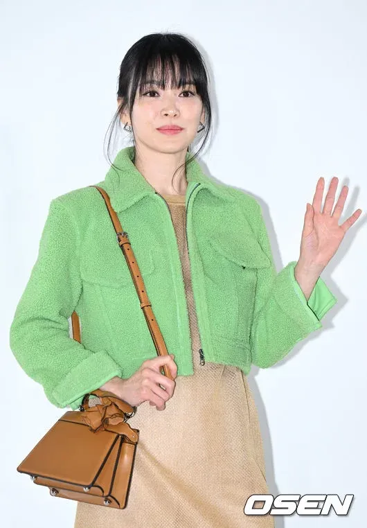 宋慧喬於活動中看來心情不錯，似乎沒有受到前夫宋仲基再婚的消息影響。翻攝OSEN網站