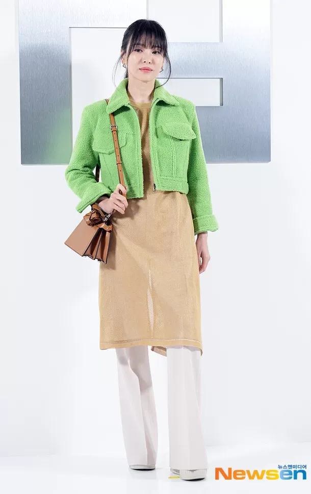 身為FENDI形象大使的宋慧喬，一身鮮綠外套搭配多層次的春夏新裝，讓部分網友看得「霧煞煞」。翻攝NEWSEN網站