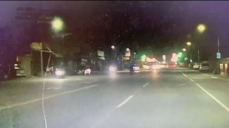 對向車子的行車記錄器拍下侯女被公車撞上的過程。讀者提供