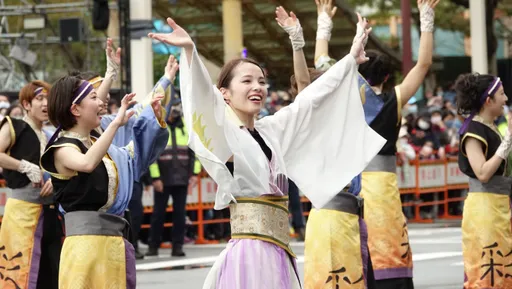 圖輯|台灣燈會踩街遊行嗨翻!百年神將打頭陣 日韓祭典舞蹈吸睛