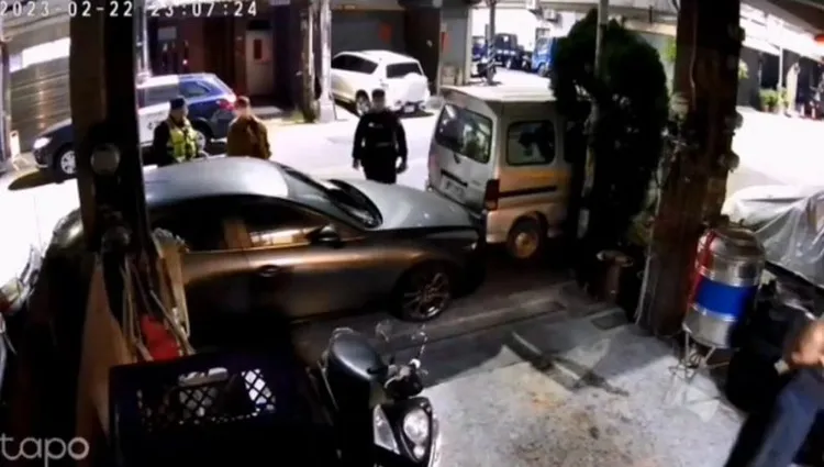 警方到場後，屋主才出來移動車輛，還訓了馬自達車主一頓。翻攝「社會事新聞影音」