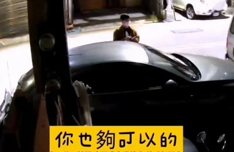 黃姓車主到場，看到愛車被前後包夾當場傻眼。翻攝「社會事新聞影音」