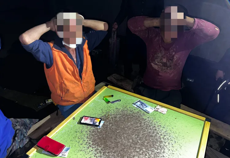 警方當場逮捕正在賭博的5名賭客。淡水警分局提供