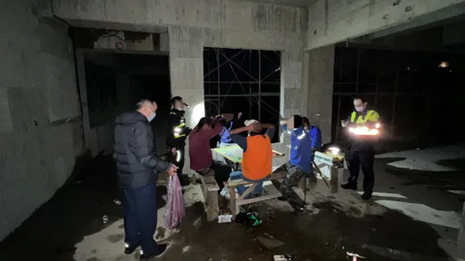 藏身新市镇工地！克难赌场开手机照明　淡水警摸黑逮5人