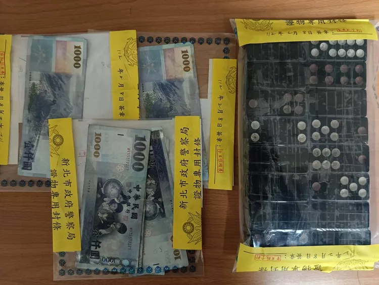 警方查扣賭資及賭具。淡水警分局提供