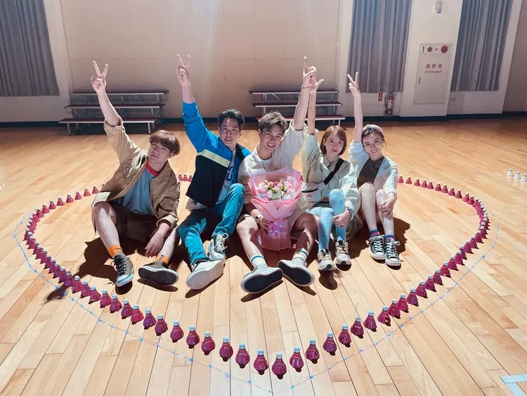 《決勝的揮拍》謝佳見向程予希告白，五虎將其他成員王瞳、吳東諺、沈建宏把握機會合照。民視提供