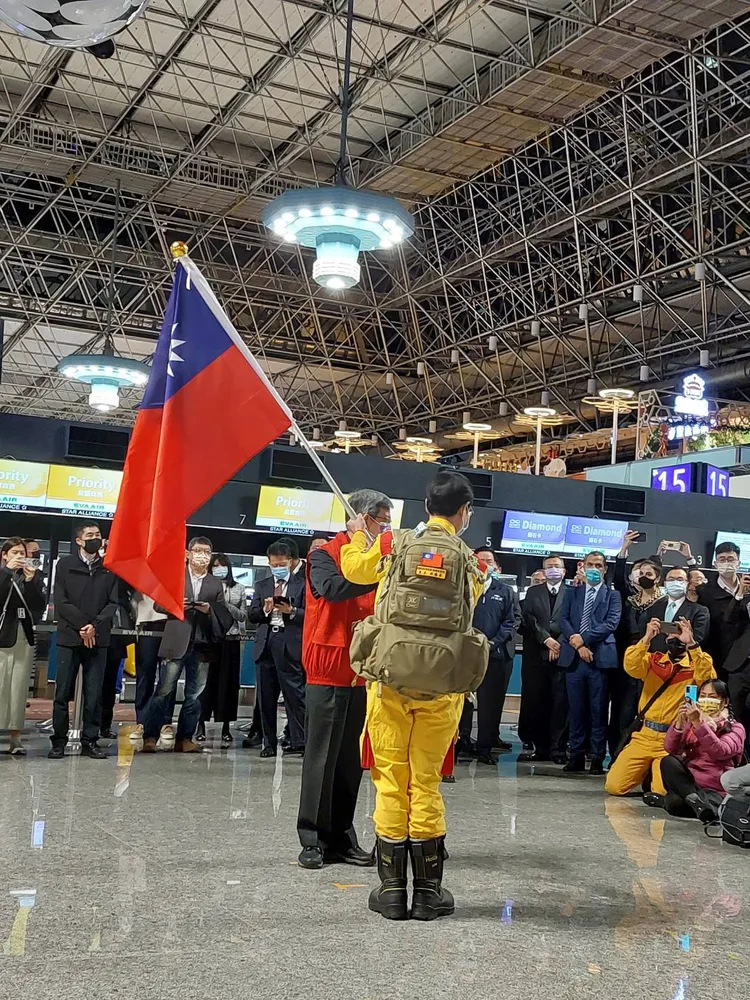 行政院長陳建仁舉行授旗儀式。內政部消防署提供