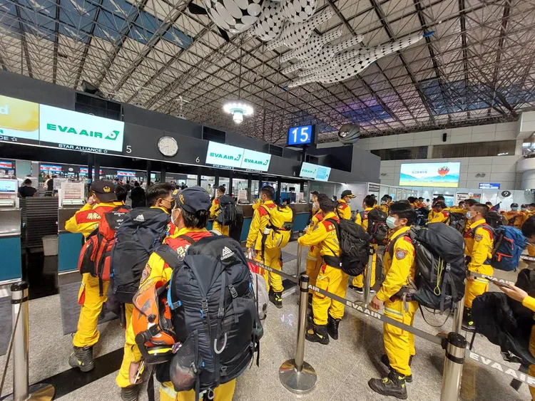 搜救人員辦理登機手續。內政部消防署提供