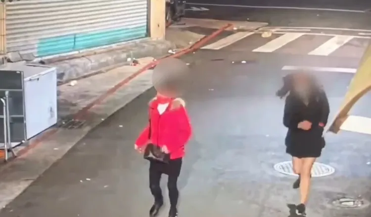 黃、郭2女得手後，快步逃離現場。翻攝畫面