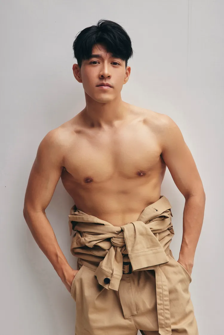 吳岳擎在寫真書難得露胸肌。台灣角川提供