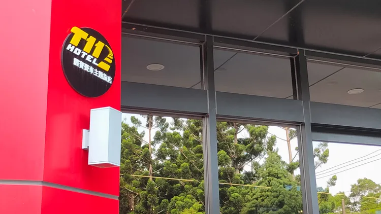 陳姓醫師娘帶人到麗寶T11賽車主題飯店，當場抓到丈夫與診所護理所同住一房。鮮明攝