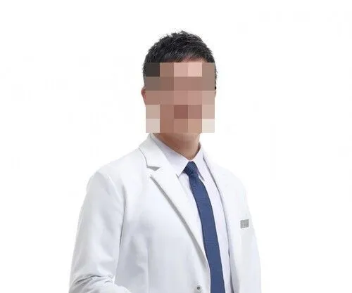 張姓院長擁有中西醫雙學歷，外型帥氣。翻攝診所網站