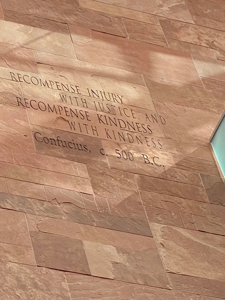 錢韋杉發現法院牆上刻有偉人的名言，包括子曰「以直報怨，以德報德」。翻攝錢韋杉臉書