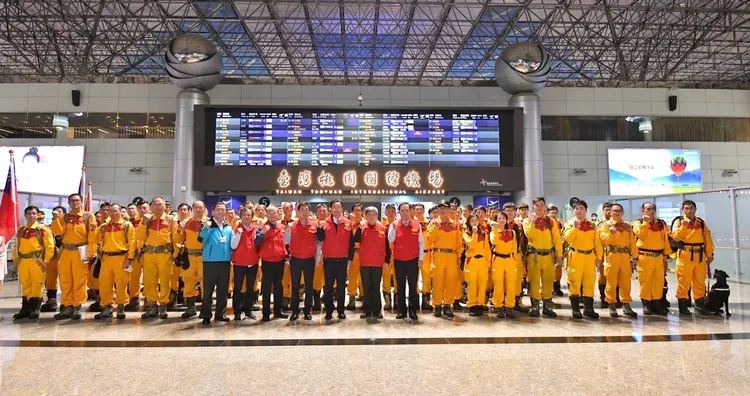 陳建仁前往機場授旗勉勵搜救隊伍，外交部長吳釗燮陪同出席。行政院提供