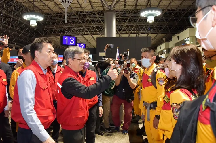 陳建仁勉勵搜救隊全力以赴。行政院提供