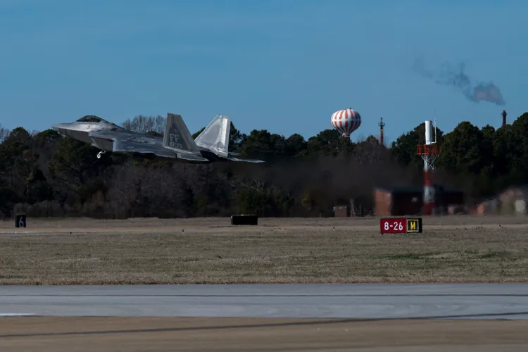 美軍F-22戰機2月4日自基地起飛，執行任務。美聯社