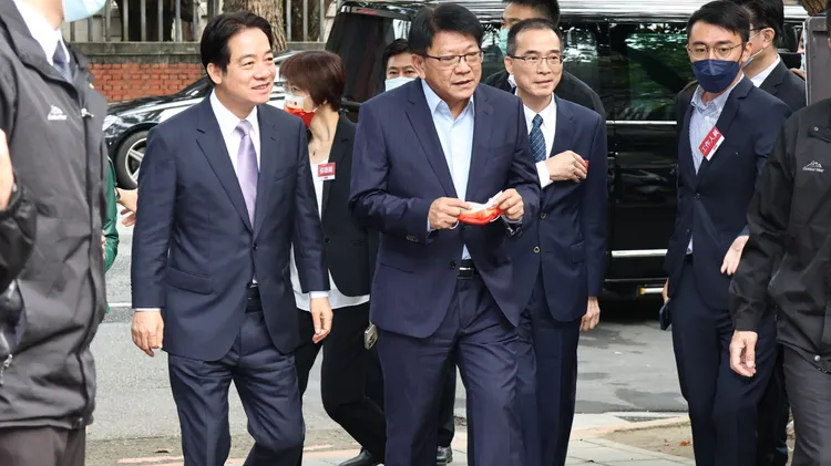 賴清德及潘孟安上午一同步入新書發表會場地。莊宗達攝