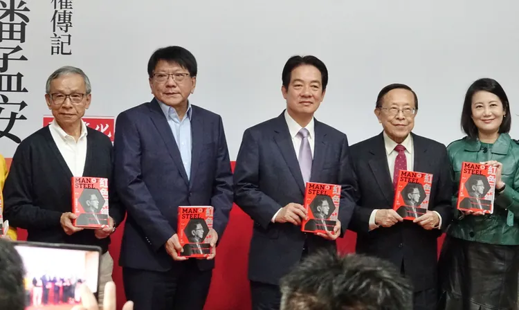 （左起）吳念真、潘孟安、賴清德、遠見．天下文化創辦人高希均、民進黨立委吳思瑤。莊宗達攝