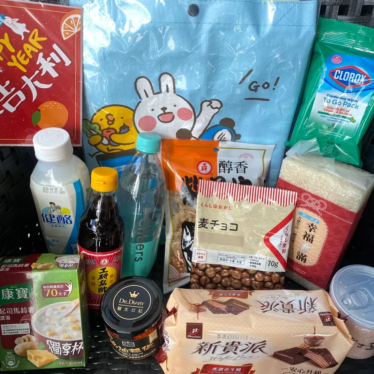 網友只花199元買到全聯小時達超值驚喜箱，裡面光是鵝油辣椒市價就要220元，還有十多項商品，讓她開心地拍照PO網。翻攝《我愛全聯-好物老實説》社團