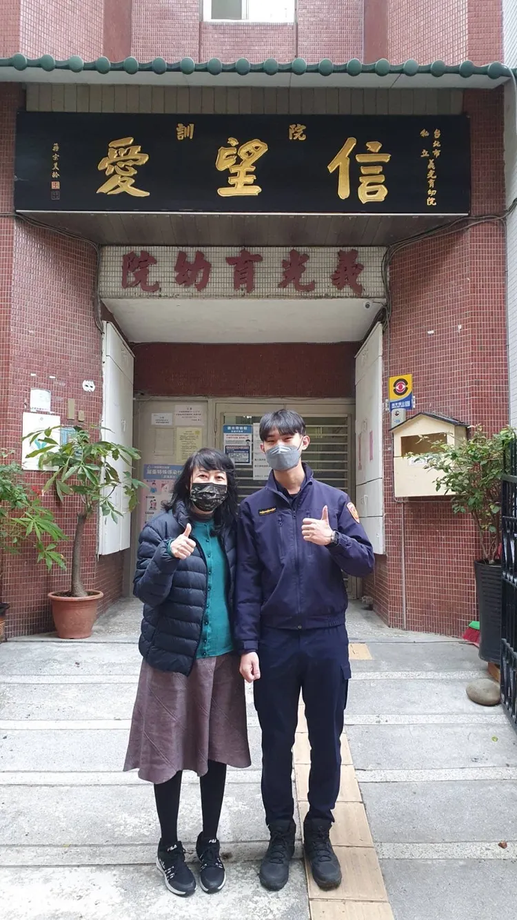 王員與育幼院院長合影。翻攝畫面