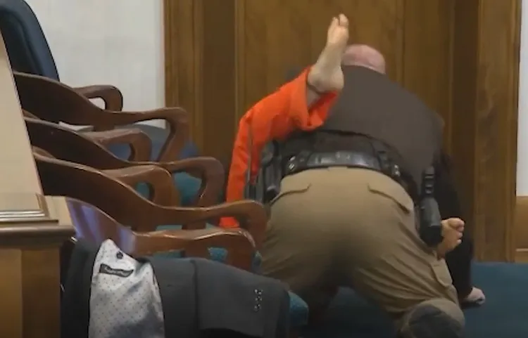 爆乳蛇蠍女史卡比妮絲（橘衣）在法庭內與法警格鬥。翻攝Wisconsin court room