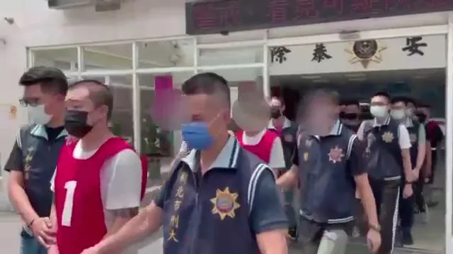 警方將張男等14人送辦。新北市刑大提供