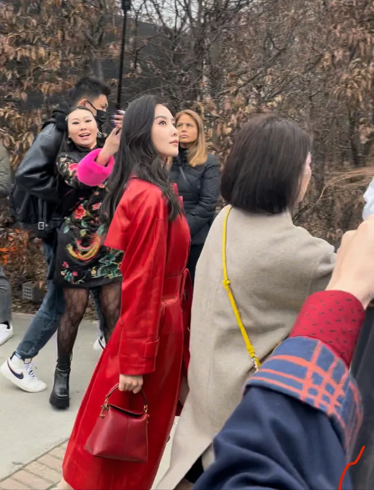 同樣受TOD’S之邀赴米蘭賞秀的劉詩詩，雖入場時沒引來場外太多騷動，但仍讓與會的中國貴賓格外興奮。陳張眾攝