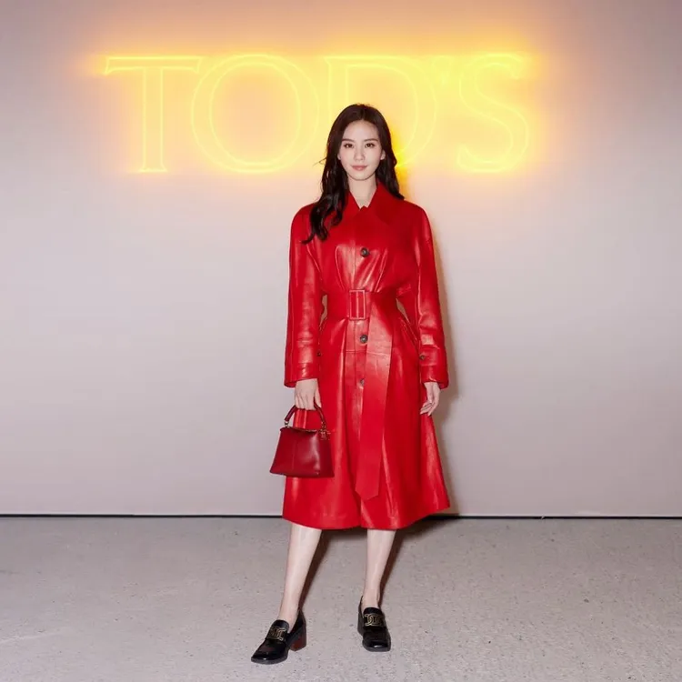 劉詩詩身著大紅色皮質風衣式洋裝亮相，現場狀態看起來頗為不錯。翻攝tods IG