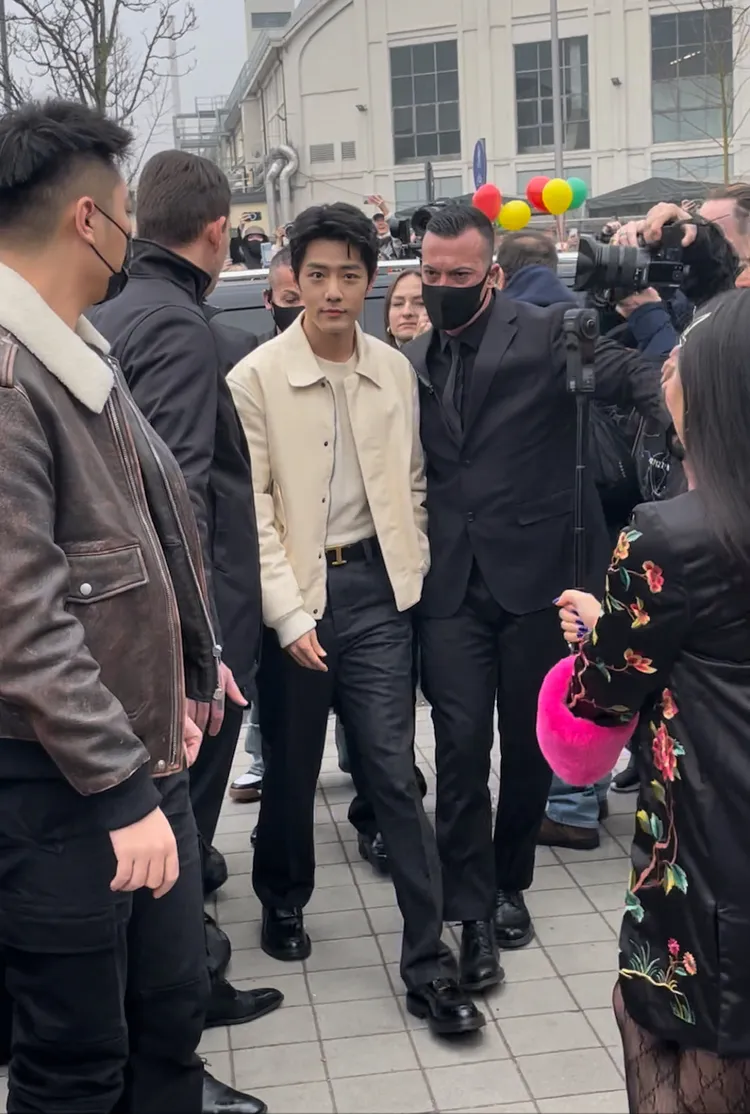 肖戰剛踏下保母車，就在TOD’S秀場外引發了粉絲們的高頻尖叫。陳張眾攝