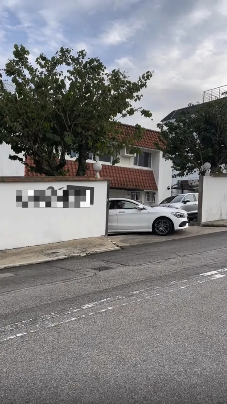 李國麟住家前庭停了不止一輛車。翻攝李國麟抖音