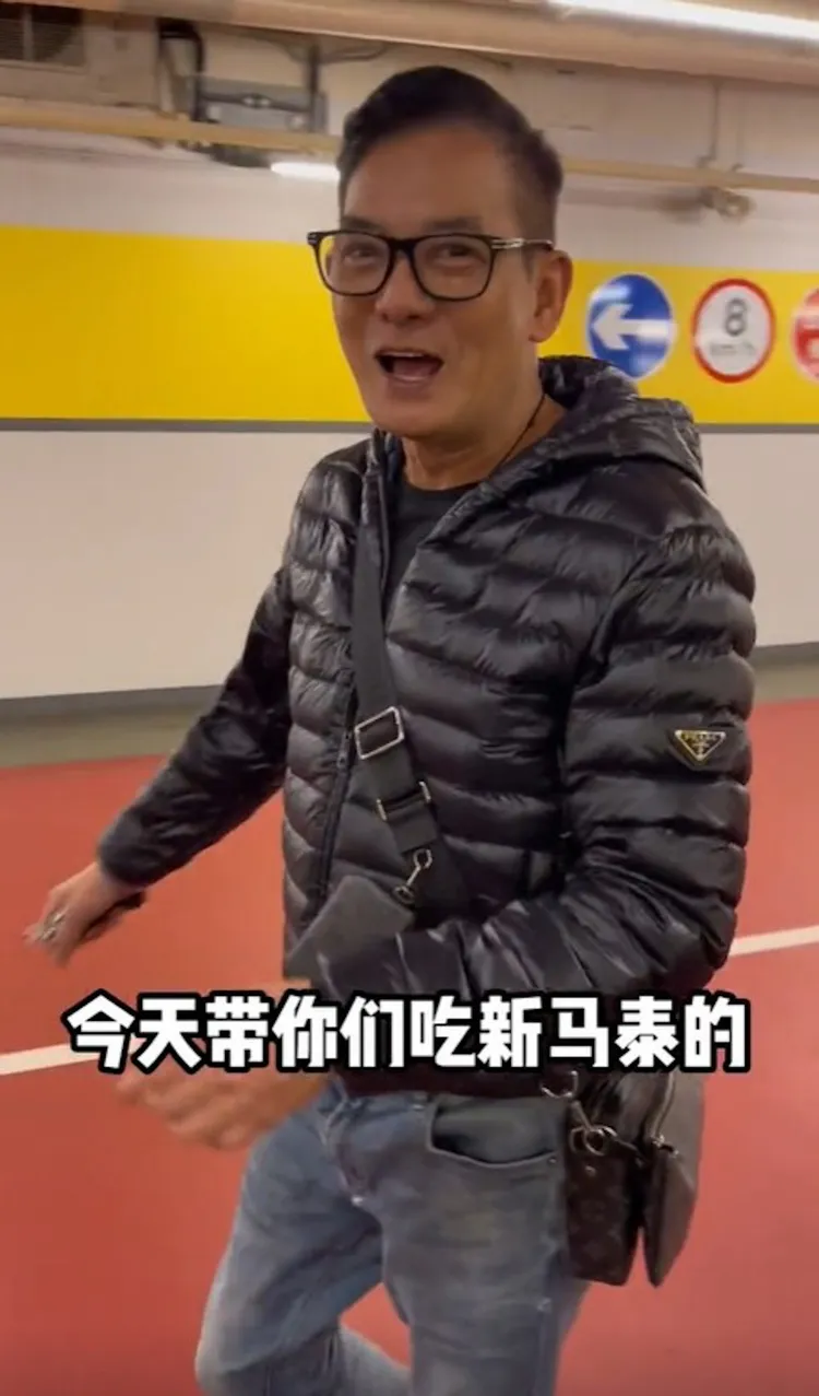 李國麟穿名牌羽絨外套，和精品斜背包。翻攝李國麟抖音