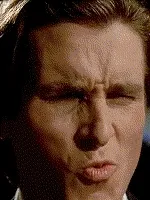 電影《美國殺人魔》男主角克里斯汀·貝爾在劇中的表情動作，輾轉被網紅發展成魔性的表情包。翻攝自互聯網