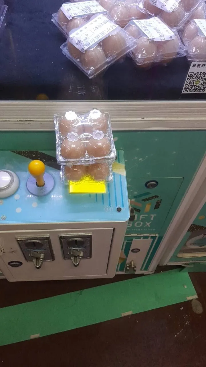 夾娃機台業者馮先生接受訪問時指，機台內的其實是塑膠蛋，有夾到再換真蛋，不用擔心夾破，其實先前他就有想在機台內放蛋，最近遇蛋荒，他快定試試看，果真業績飆了三倍，從2/10至今，大概被夾走300、400顆蛋。 保夾金額為200元，可帶20顆蛋回家，「保證有蛋」。
