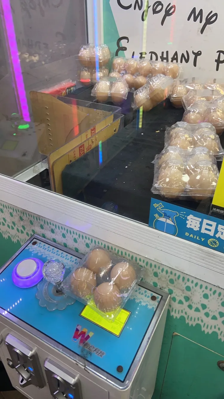 有高雄夾娃機台業者在機台內放雞蛋，業績成長三倍。讀者提供