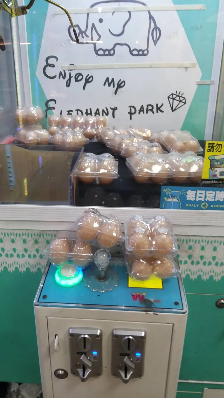 有高雄夾娃機台業者在機台內放雞蛋，業績成長三倍。讀者提供