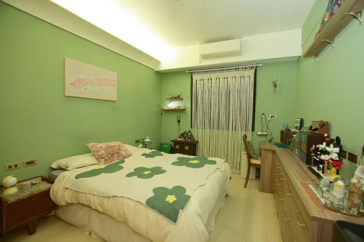 房間也處處綠，大綠花毯超可愛。朱世閎攝