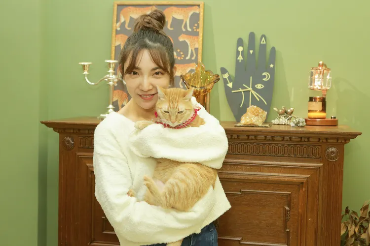 高雋雅身後綠色的牆是外人踏進家中的視覺重點。朱世閎攝