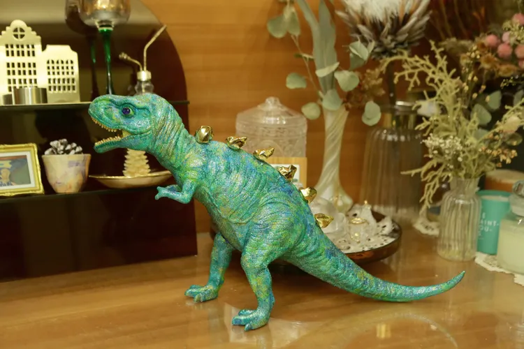 拍電影時把恐龍擺飾帶回家。朱世閎攝