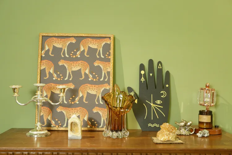 吸睛的擺設放在老櫃上。朱世閎攝