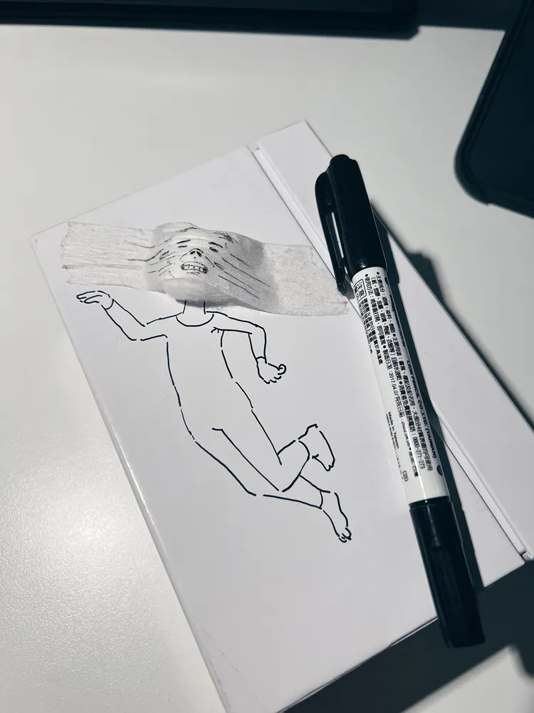 Duncan享受隨手塗鴉的樂趣，連抽完血的棉花都能是他的創作靈感。圖片來源Duncan