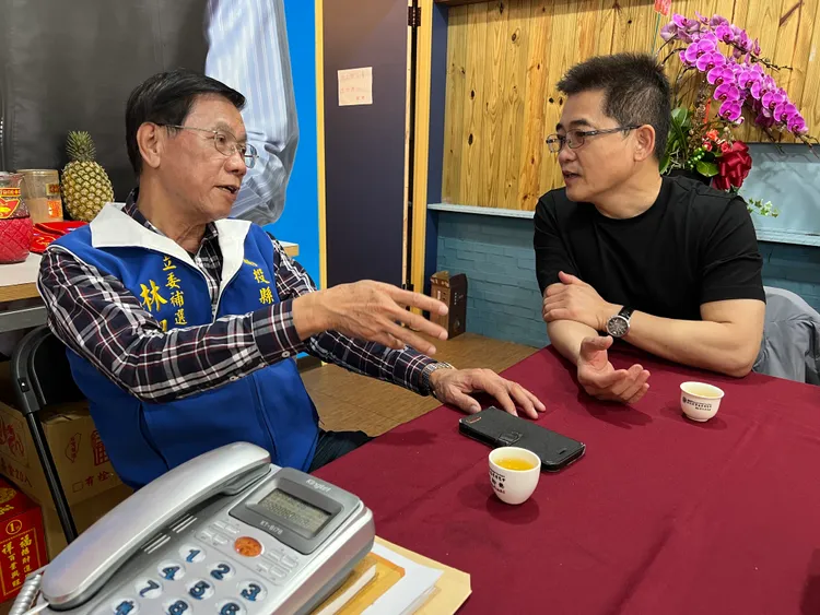 國民黨秘書長黃健庭（右）今到林明溱競選總部，為他加油打氣。林明溱競總提供