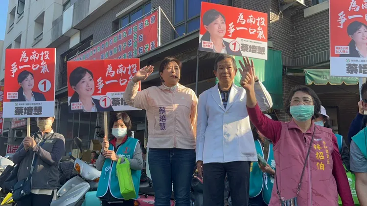 蔡培慧在南投縣醫師公會榮譽理事長許鵬飛等人陪同下，在南投市場拜票。蔡培慧總部提供
