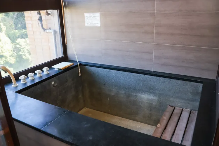 室內湯是白磺。趙世平攝