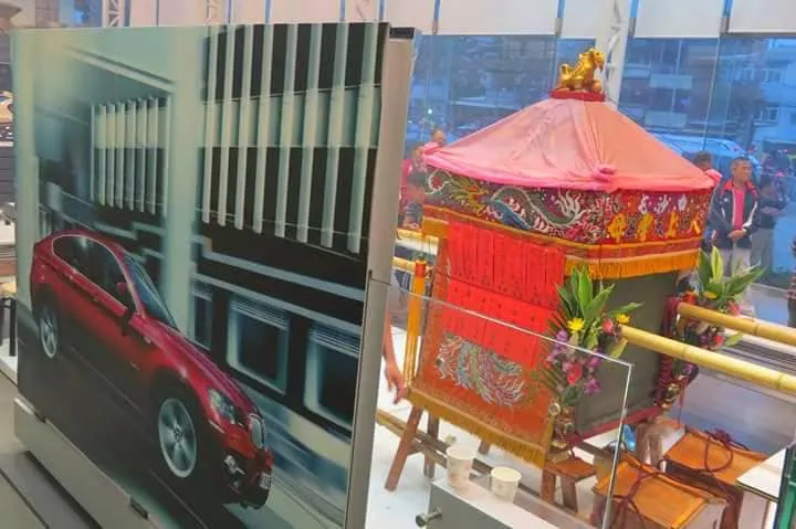 白沙屯媽祖鑾轎「粉紅超跑」稱號，源於2013年駐駕BMW服務中心而來。翻攝拱天宮臉書