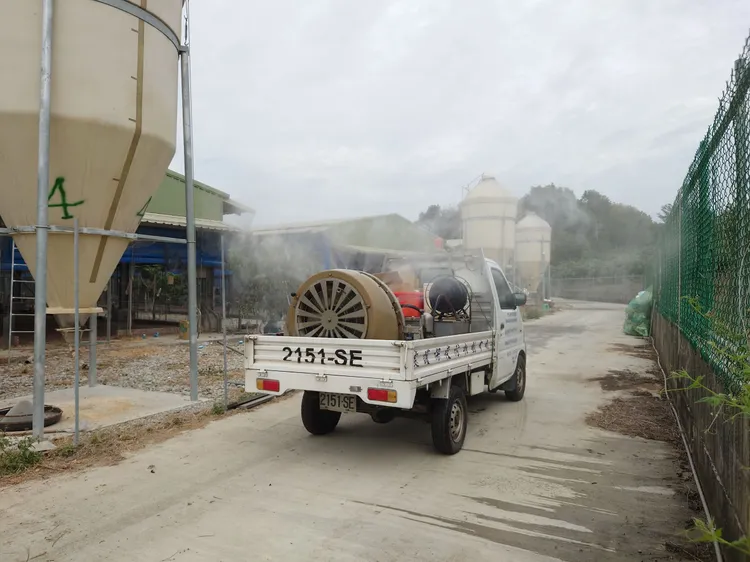 動保處持續派車進行周邊環境消毒。動保處提供