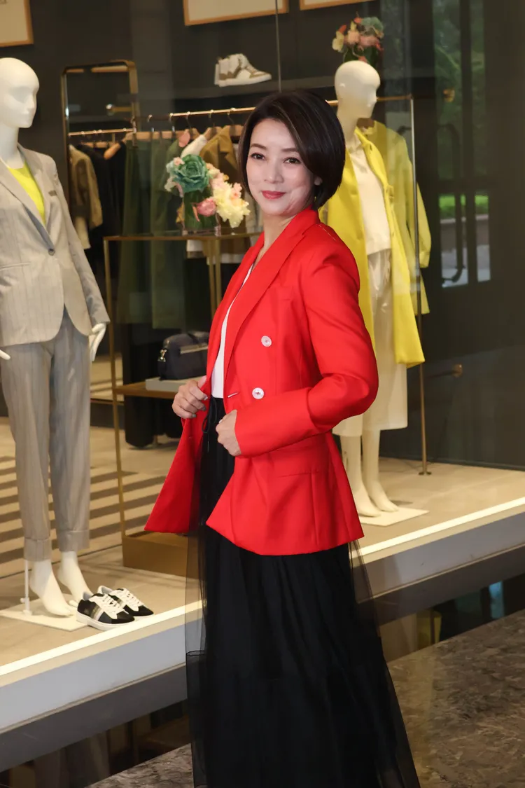 王渝文穿著紅色外套增添喜氣。彭欣偉攝