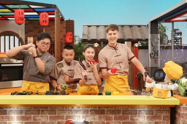 賈斯汀（右）擁有吃得出細節的舌頭，料理中的烹調方法難不倒他。公視提供