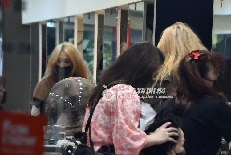 王心恬起身準備走進洗頭間。特勤中心攝
