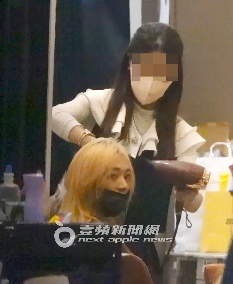 王心恬吹頭髮之餘，往店外找跟拍。特勤中心攝